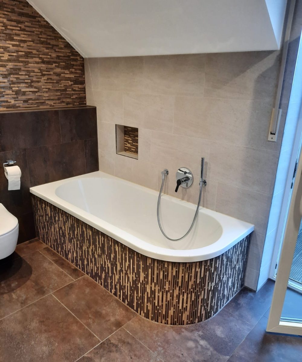 Badsanierung mit halbrunder Badewanne und ebenerdiger Dusche im Raum Vilsbiburg 2