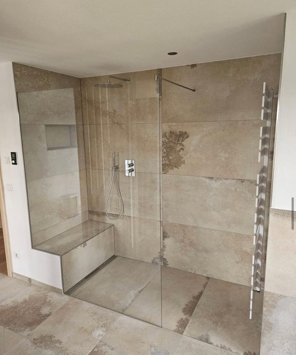 Badsanierung mit moderner Walk-in-Dusche im Raum Geisenhausen 1